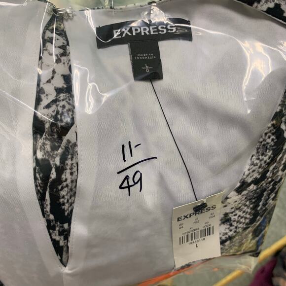 NEW EXPRESS Chiffon Snakeskin Dress V Neck Size Large - Picture 11 of 11